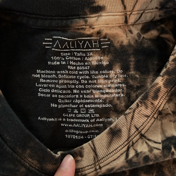 Levi, Aaliyah, and TLC shirts, lot of 3! - Picture 13 of 13